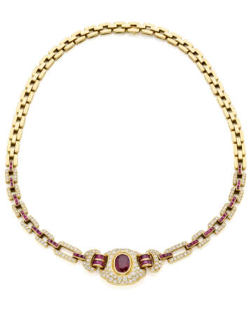 Diamond and yellow gold tapered chain necklace with oval ct. 3.00 circa and carré ruby centerpiece, diamonds in all ct. 3.00 circa, g 59.46 circa, length cm 37.8 circa. - фото 1