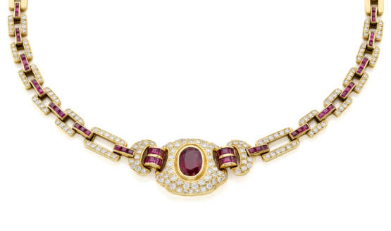Diamond and yellow gold tapered chain necklace with oval ct. 3.00 circa and carré ruby centerpiece, diamonds in all ct. 3.00 circa, g 59.46 circa, length cm 37.8 circa. - фото 3