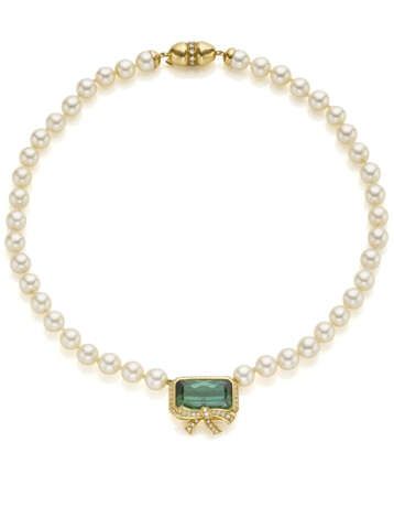 FARAONE (monture) | White pearl necklace with octagonal ct. 15.10 circa tourmaline and yellow gold centerpiece, diamond details in all ct. 0.70 circa, g 47.81 circa, length cm 42 circa. Signed and marked Montatura Faraone, 750, 20 MI. - фото 1