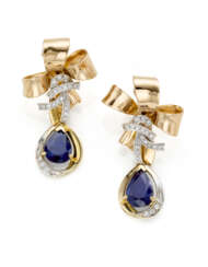 Diamond, pear shaped sapphire and bi-coloured gold bow shaped pendant earrings, diamonds in all ct. 0.50 circa, sapphires in all ct. 7.60 circa, g 23.21 circa, length cm 4.8 circa. Marked 1133 NA.