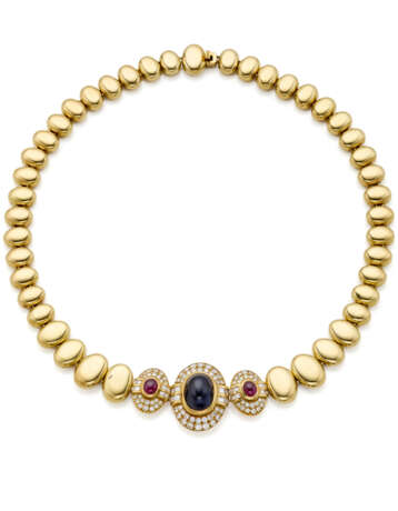Yellow gold modular necklace accented with round and carré diamond, cabochon ct. 10.70 circa sapphire and ruby centerpiece, diamonds in all ct. 2.90 circa, rubies in all ct. 1.60 circa, g 108.01 circa, length cm 39.5 circa. - photo 1