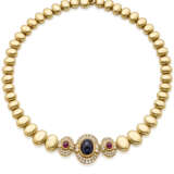 Yellow gold modular necklace accented with round and carré diamond, cabochon ct. 10.70 circa sapphire and ruby centerpiece, diamonds in all ct. 2.90 circa, rubies in all ct. 1.60 circa, g 108.01 circa, length cm 39.5 circa. - photo 2
