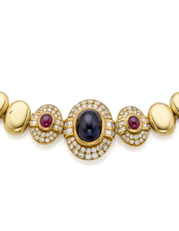 Yellow gold modular necklace accented with round and carré diamond, cabochon ct. 10.70 circa sapphire and ruby centerpiece, diamonds in all ct. 2.90 circa, rubies in all ct. 1.60 circa, g 108.01 circa, length cm 39.5 circa. - Foto 3