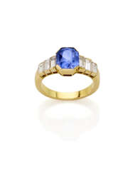 Octagonal ct. 3.90 circa sapphire and baguette diamond yellow gold ring, diamonds in all ct. 0.80 circa, g 6.56 circa size 16/56. Marked 1421 MI.