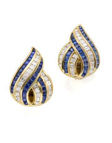 SABBADINI | Carré partly synthetic sapphire and diamond yellow gold earrings, diamonds in all ct. 3.10 circa, g 18.39 circa, length cm 3.1 circa. Marked 963 MI. (modifications) - фото 1