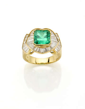 Octagonal ct. 3.30 circa emerald and calibré diamond yellow gold ring, diamonds in all ct. 2.30 circa, g 10.04 circa size 15/55. Marked 2294 AL. Cased by Magnani and with warranty - Foto 1