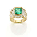 Octagonal ct. 3.30 circa emerald and calibré diamond yellow gold ring, diamonds in all ct. 2.30 circa, g 10.04 circa size 15/55. Marked 2294 AL. Cased by Magnani and with warranty - Foto 1