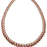 Calibré ruby and diamond yellow gold ribbon necklace, diamonds in all ct. 4.10 circa, g 68.88 circa, length cm 40.04 circa. French assay and goldsmith marks. - Foto 1