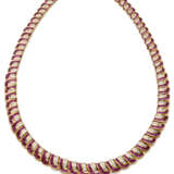 Calibré ruby and diamond yellow gold ribbon necklace, diamonds in all ct. 4.10 circa, g 68.88 circa, length cm 40.04 circa. French assay and goldsmith marks. - фото 1