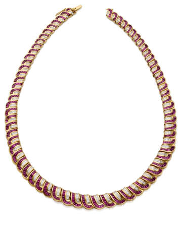 Calibré ruby and diamond yellow gold ribbon necklace, diamonds in all ct. 4.10 circa, g 68.88 circa, length cm 40.04 circa. French assay and goldsmith marks. - Foto 1