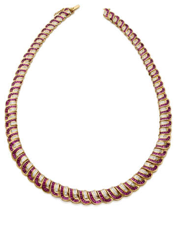 Calibré ruby and diamond yellow gold ribbon necklace, diamonds in all ct. 4.10 circa, g 68.88 circa, length cm 40.04 circa. French assay and goldsmith marks. - фото 1