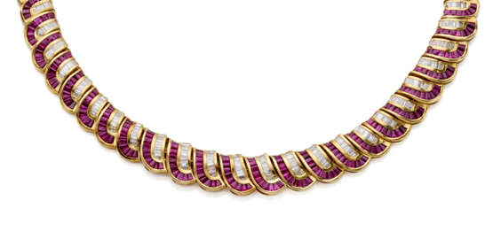 Calibré ruby and diamond yellow gold ribbon necklace, diamonds in all ct. 4.10 circa, g 68.88 circa, length cm 40.04 circa. French assay and goldsmith marks. - Foto 3
