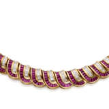 Calibré ruby and diamond yellow gold ribbon necklace, diamonds in all ct. 4.10 circa, g 68.88 circa, length cm 40.04 circa. French assay and goldsmith marks. - Foto 3