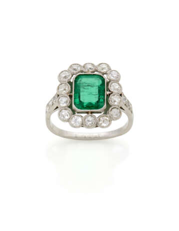 Octagonal ct. 1.30 circa emerald and diamond platinum ring, diamonds in all ct. 0.60 circa, g 3.97 circa size 10/50. French assay and goldsmith marks. - фото 1