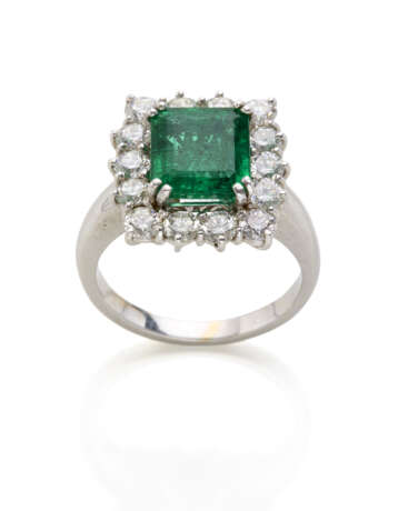 Octagonal ct. 2.90 circa emerald and diamond white gold ring, diamonds in all ct. 1.80 circa, g 9.82 circa size 18/58. - Foto 1