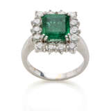 Octagonal ct. 2.90 circa emerald and diamond white gold ring, diamonds in all ct. 1.80 circa, g 9.82 circa size 18/58. - Foto 2