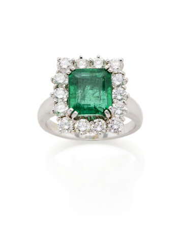 Octagonal ct. 2.90 circa emerald and diamond white gold ring, diamonds in all ct. 1.80 circa, g 9.82 circa size 18/58. - Foto 3