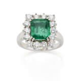 Octagonal ct. 2.90 circa emerald and diamond white gold ring, diamonds in all ct. 1.80 circa, g 9.82 circa size 18/58. - Foto 3