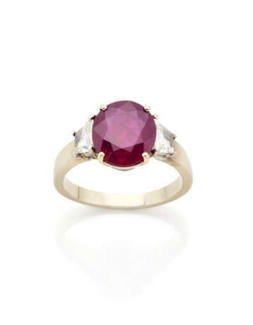 Oval ct. 4.40 circa ruby and diamond bi-coloured gold ring, diamonds in all ct. 0.90 circa, g 5.89 circa size 18/58. - фото 1