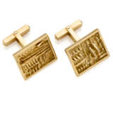 ARNALDO POMODORO | Yellow gold cufflinks, g 18.79 circa, length cm 2.00 circa. In signed pouch | Published in the Catalogue Raisonné of Arnaldo Pomodoro Online Archive with n° G262 - Foto 1