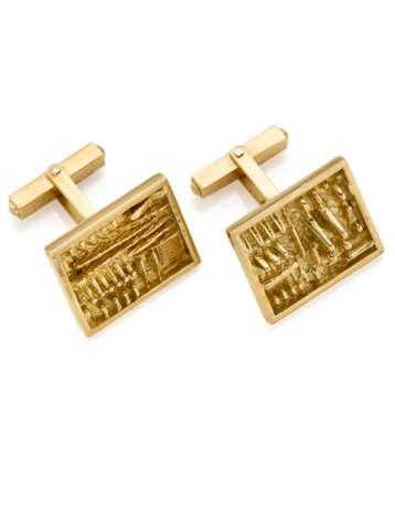 ARNALDO POMODORO | Yellow gold cufflinks, g 18.79 circa, length cm 2.00 circa. In signed pouch | Published in the Catalogue Raisonné of Arnaldo Pomodoro Online Archive with n° G262 - photo 1