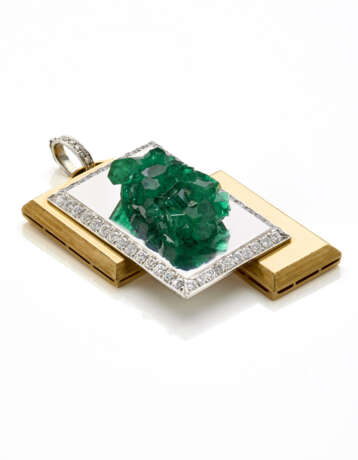 ROMOLO GRASSI | Diamond and rough emerald bi-coloured gold pendant, diamonds in all ct. 2.20 circa, g 34.52 circa, length cm 5.7, width cm 3.2 circa. Signed and marked Romolo Grassi, 662 MI. - Foto 1