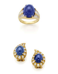 PEDERZANI | Cabochon sapphire, round and calibré diamond yellow gold jewellery set comprising size 11/51 ring and cm 1.70 circa earrings, ct. 13.23 ring sapphire, sapphires in all ct. 22.60 circa, diamonds in all ct. 1.70 circa, g 21.41 circa. Signed