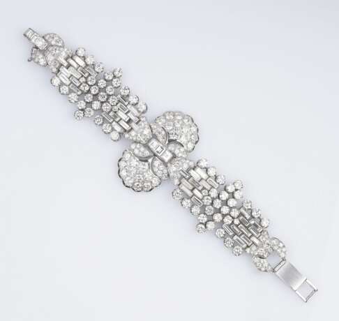 An exquisite, highcarat Art-déco Diamond Bracelet. - фото 1