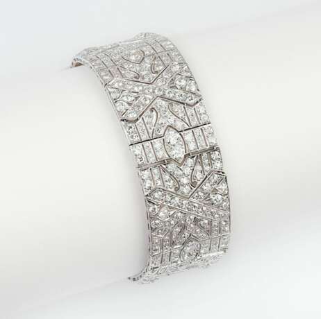 A highcarat Art-déco Diamond Bracelet. - фото 1
