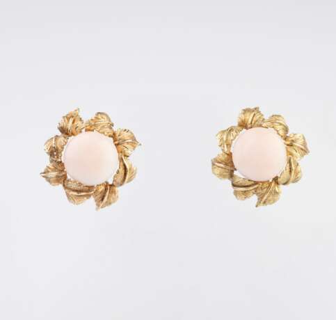 A Pair of Vintage Coral Earclips. - photo 1