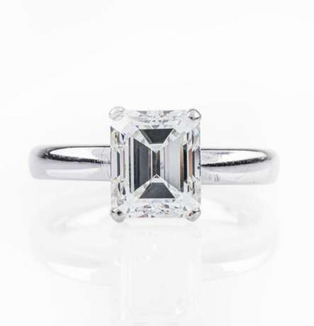 A Highcarat Solitaire Diamond Ring in Emerald cut. - photo 1
