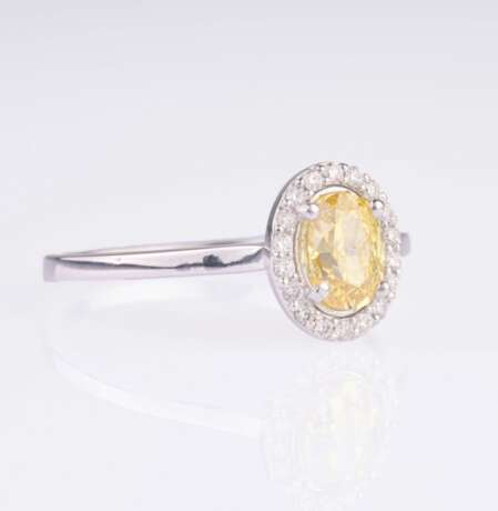 Fancy Diamant-Ring mit kleinen Brillanten. - Foto 2