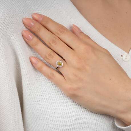 Fancy Diamant-Ring mit kleinen Brillanten. - Foto 3