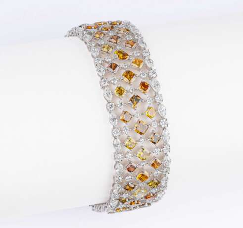 An excellent Fancy Diamond Bracelet with Diamond Setting. - photo 1