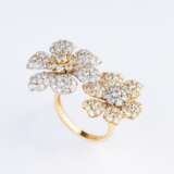 A bicolour Diamond Flower Ring. - фото 1