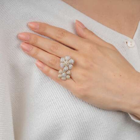 A bicolour Diamond Flower Ring. - фото 4