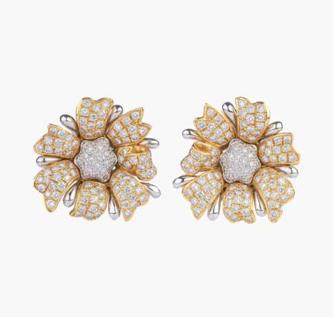A Pair of flowershaped bicolour Diamond Earrings. - фото 1