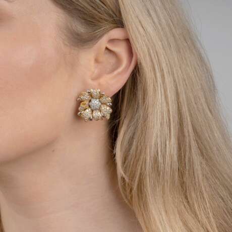 A Pair of flowershaped bicolour Diamond Earrings. - photo 2