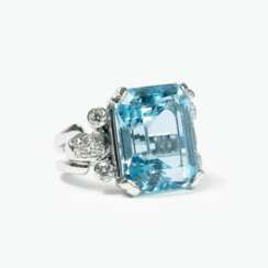 A colourfeine Aquamarine Diamond Ring 'Santa Maria'.