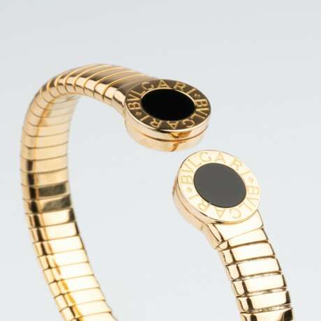 Bulgari. A Gold Onyx Bangle Bracelet 'Tubogas'. - photo 3