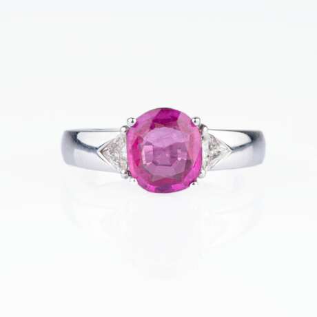 Juwelier Wempe. Vivid Pink-Saphir-Ring mit Diamant-Besatz. - Foto 1
