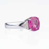 Juwelier Wempe. AVivid Pink Sapphire Ring with Diamonds. - photo 2
