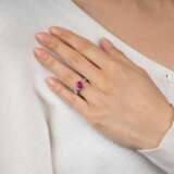 Juwelier Wempe. AVivid Pink Sapphire Ring with Diamonds. - photo 3