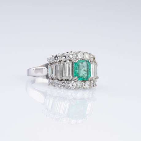 A very fine Emerald Diamond Ring. - фото 2