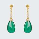 A Pair of extraordinary Emerald Diamond Earpendants. - photo 1