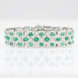 A fine Emerald Diamond Bracelet à la française. - фото 1