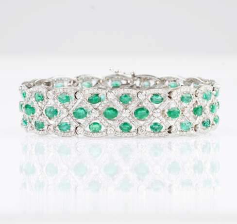 A fine Emerald Diamond Bracelet à la française. - photo 1