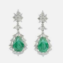 A Pair of highcarat Emerald Diamond Earpendants.