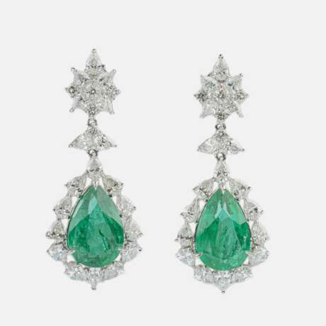 A Pair of highcarat Emerald Diamond Earpendants. - фото 1