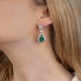A Pair of highcarat Emerald Diamond Earpendants. - фото 2
